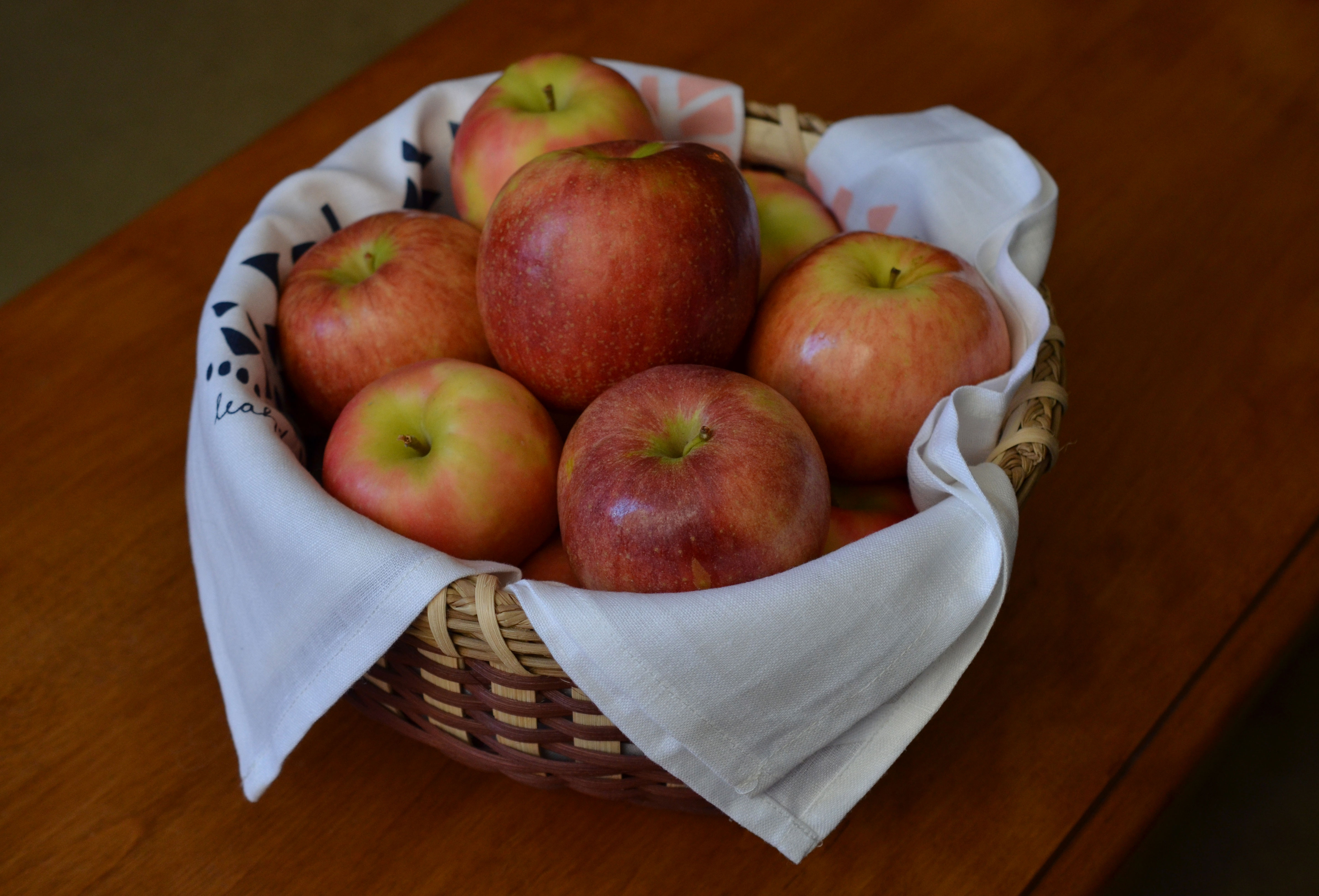 apples in bowl