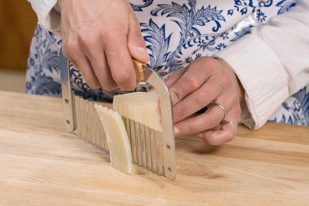 cutting-soap-with-serrated-cutter