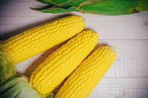 husked and cleaned corn on the cob on table